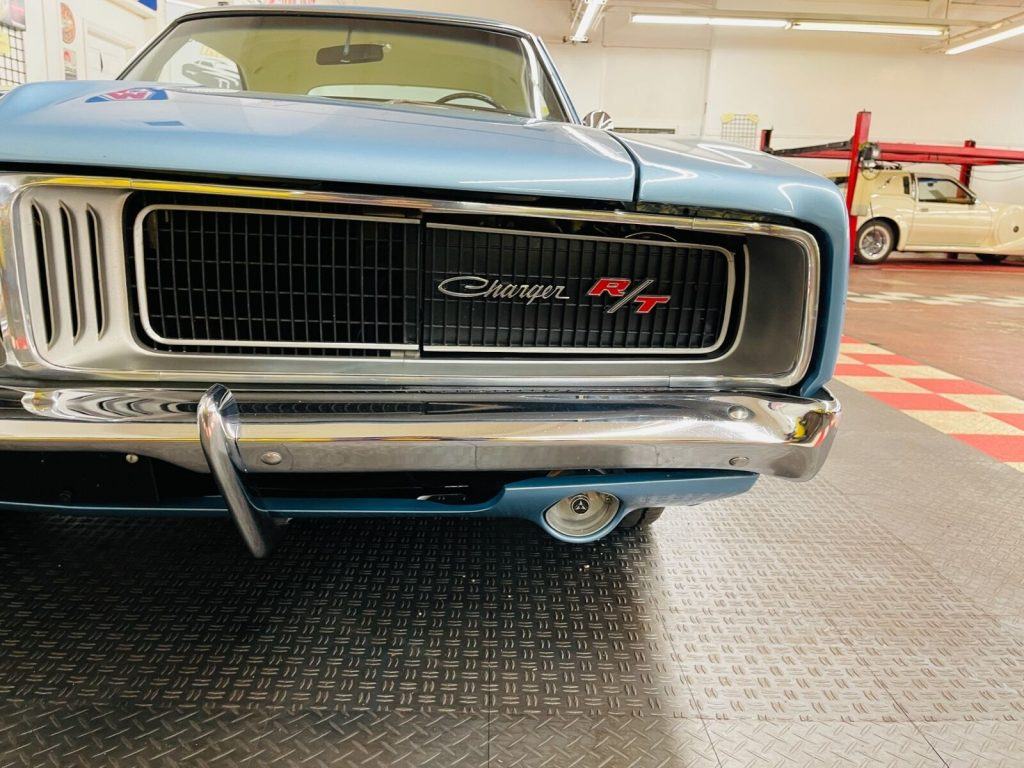 1969 Dodge Charger – R/T – 440 MAGNUM – 4 SPEED TRANS – B3 BLUE